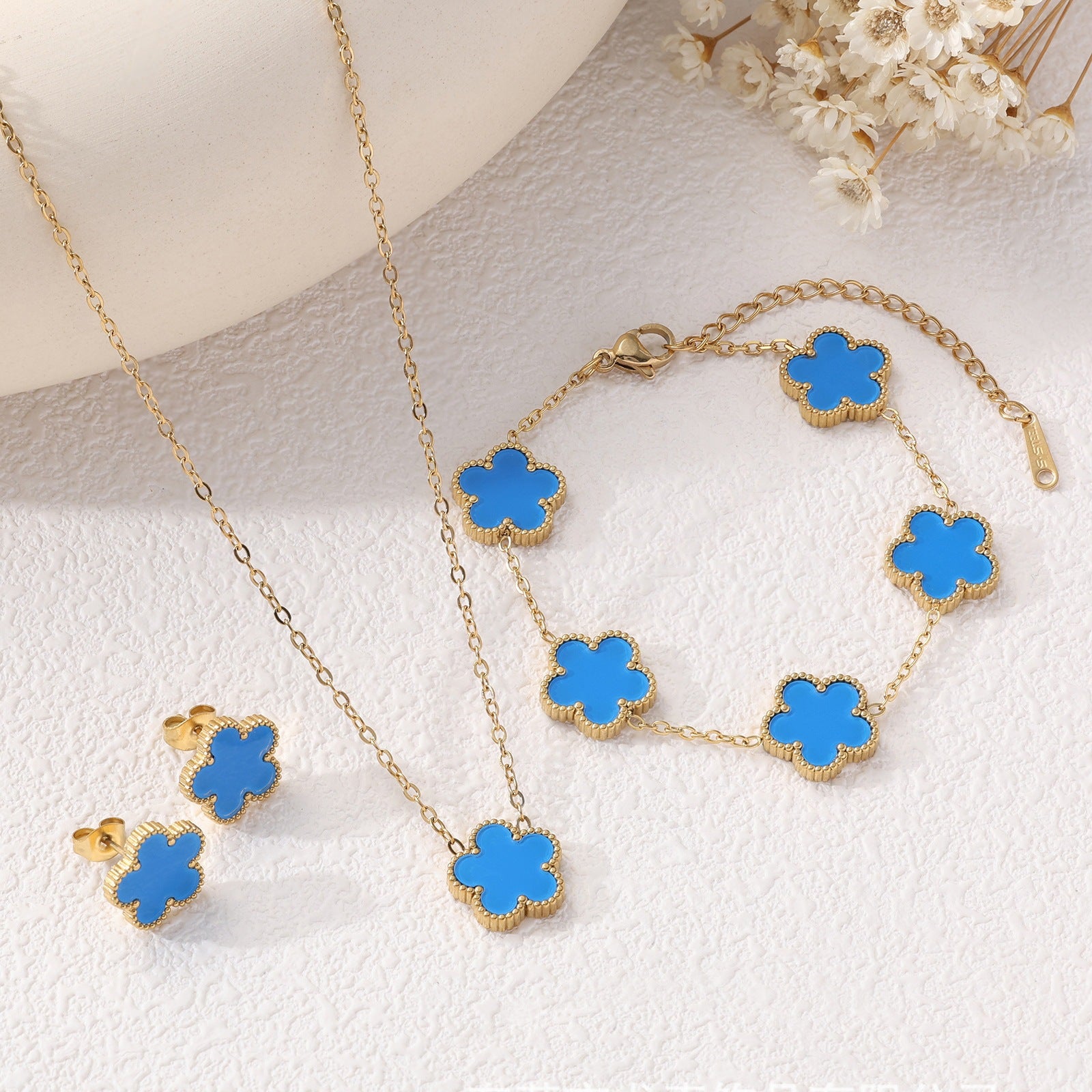 Pulsera con Dije de Trebol de Cinco Petalos / Clover Five-Petal Bracelet Jewelry