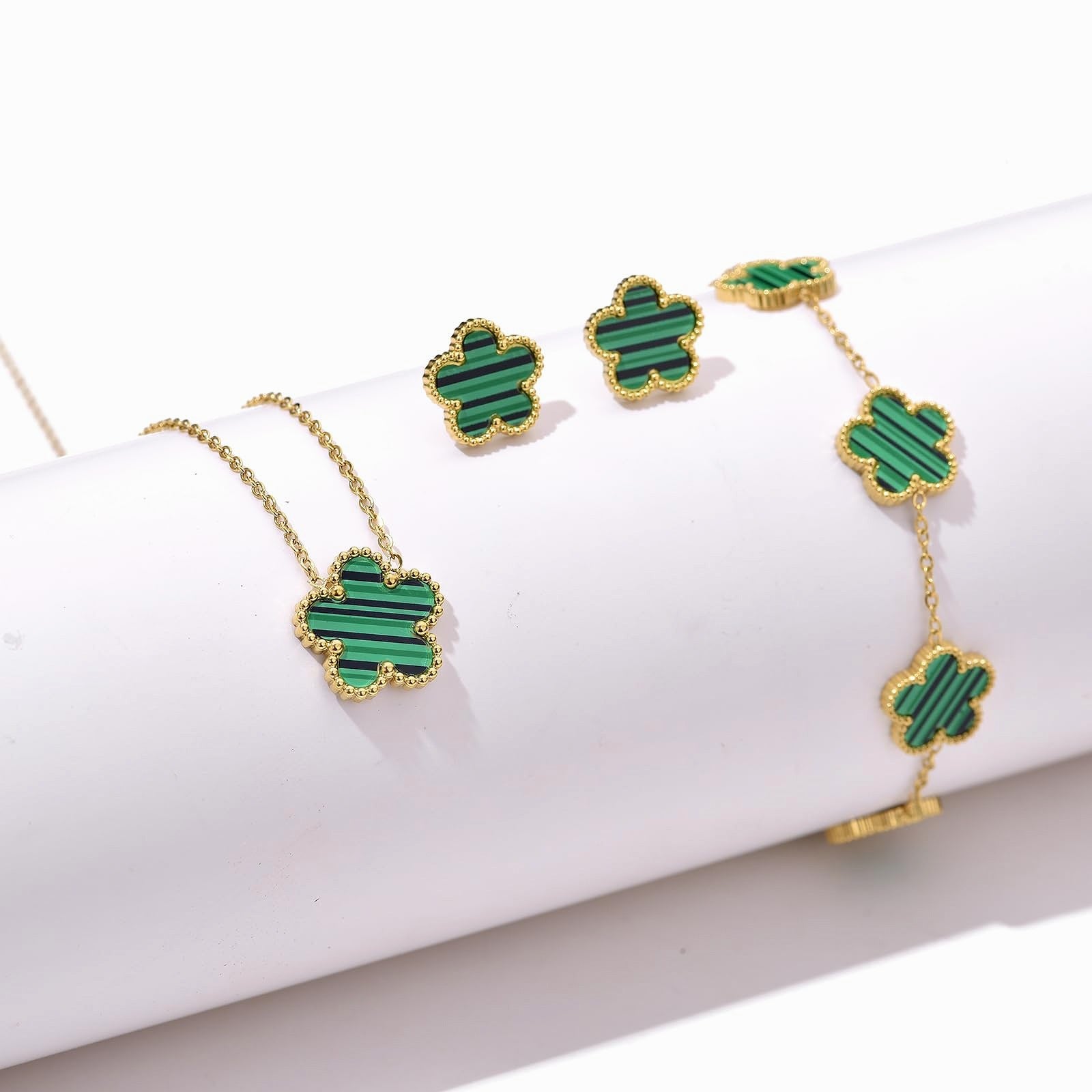 Pulsera con Dije de Trebol de Cinco Petalos / Clover Five-Petal Bracelet Jewelry