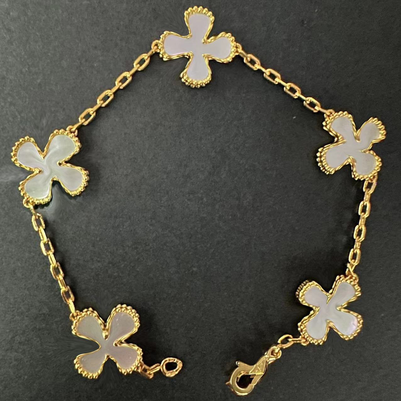 Pulsera con Dije de Trebol de Cuatro Hojas / Clover Charm Bracelet