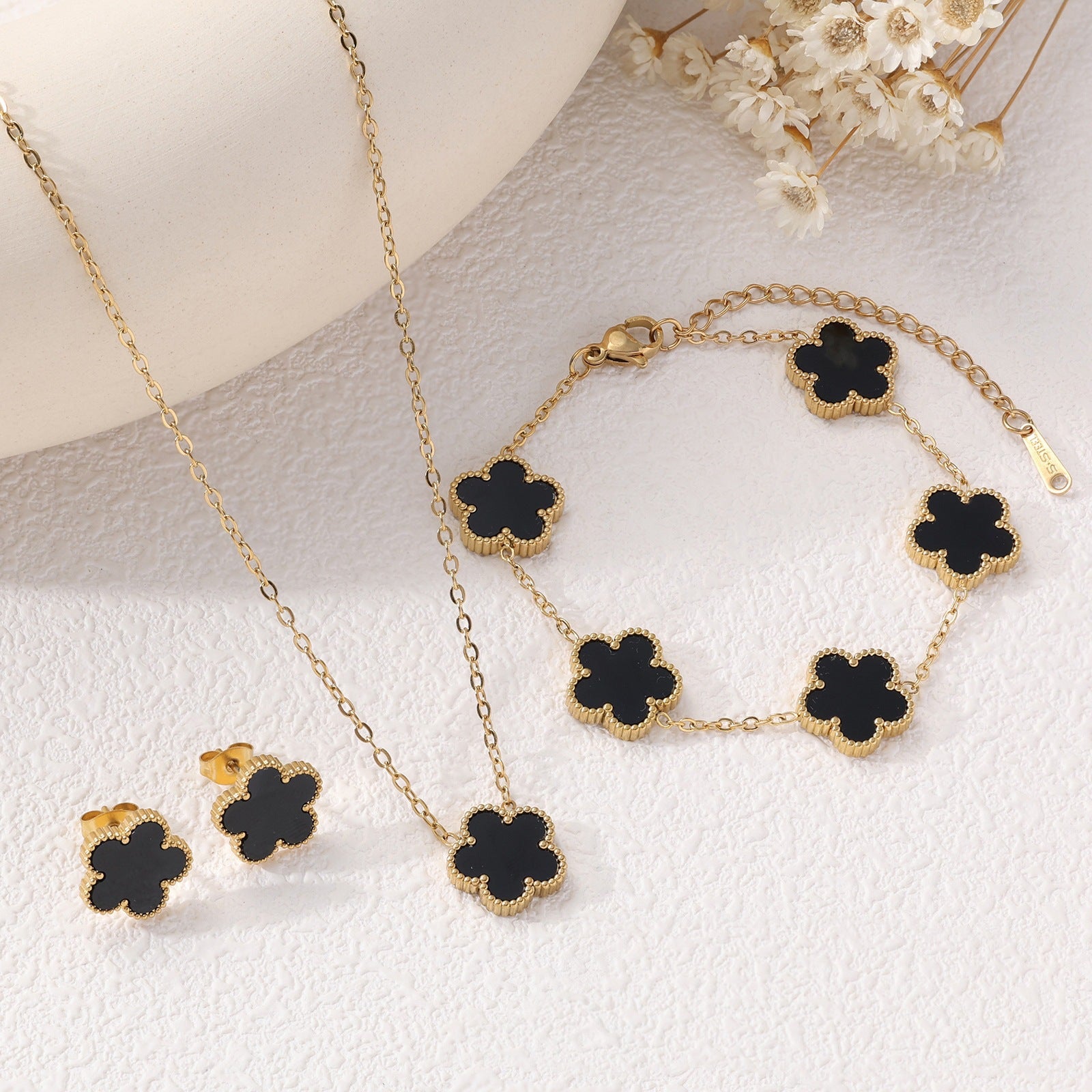Pulsera con Dije de Trebol de Cinco Petalos / Clover Five-Petal Bracelet Jewelry